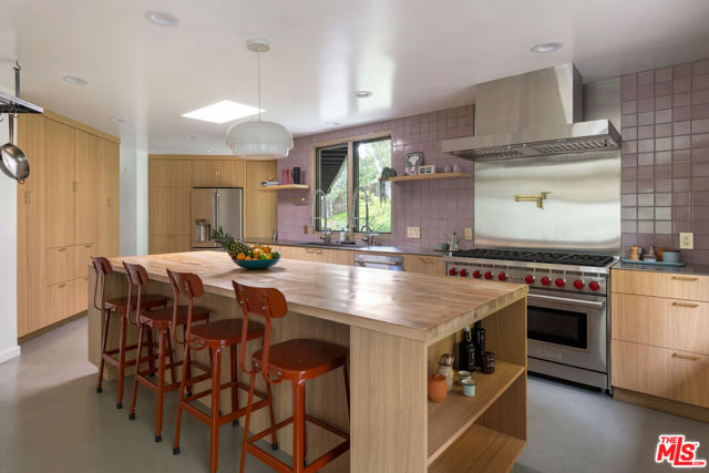 2235 Villa Heights Road, Pasadena CA: https://media.crmls.org/mediaz/908561eb-e0f4-4d84-823f-803b83c551e3.jpg