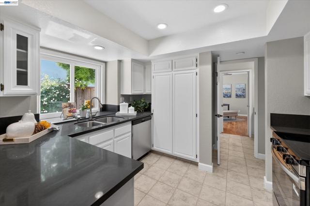 5943 Corte Arboles, Pleasanton CA: https://media.crmls.org/mediaz/908659c6-a690-4555-a1b7-d2ab690443c7.jpg