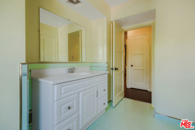 7917 Woodrow Wilson Drive, Los Angeles CA: https://media.crmls.org/mediaz/908664b9-6501-4b67-8d1e-2c27ebbdee5b.jpg