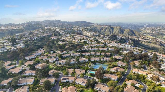 2207 Caminito Cabala, La Jolla CA: https://media.crmls.org/mediaz/9089e622-5a7e-4589-b0c2-1743031fa4a0.jpg