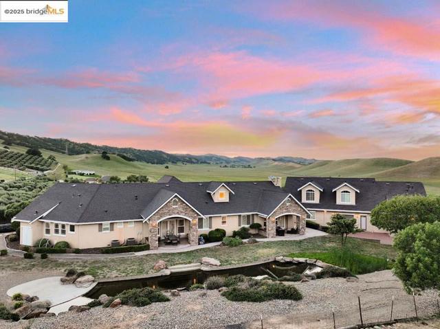 9050 Deer Valley Rd, Brentwood CA: https://media.crmls.org/mediaz/908b7413-fc88-4976-beba-37760010d26c.jpg