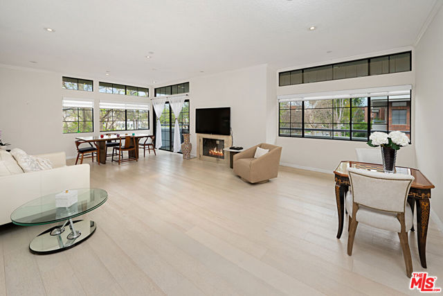 200 N Swall Drive, Beverly Hills CA: https://media.crmls.org/mediaz/908cbc1f-3478-4c49-96a0-ca26770f4695.jpg