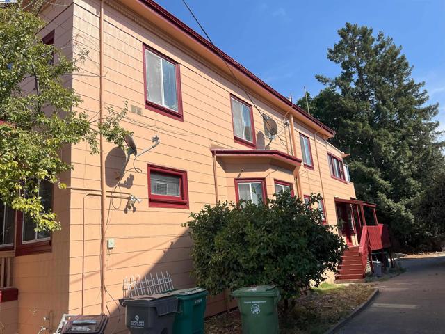 2324 9Th Ave, Oakland CA: https://media.crmls.org/mediaz/908d20a6-529c-49df-be48-e808c7137e92.jpg