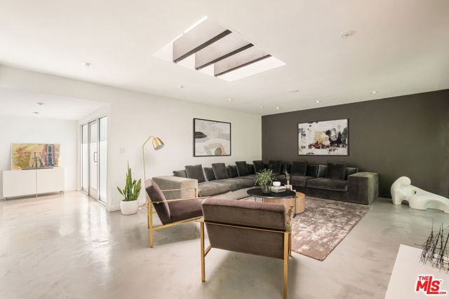 11115 Dona Pegita Drive, Studio City CA: https://media.crmls.org/mediaz/908d2d59-72c6-4de6-b3b6-0e76ab2c9985.jpg