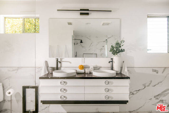 2700 Carmar Drive, Los Angeles CA: https://media.crmls.org/mediaz/908d3071-42ec-409e-aeb1-4c374e4ddaa2.jpg