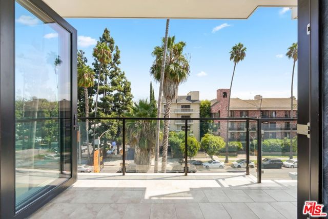 137 N Doheny Drive, West Hollywood CA: https://media.crmls.org/mediaz/908d459e-8de0-4f24-8ecf-546701cf470a.jpg