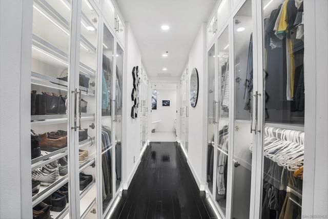 700 Front St, San Diego CA: https://media.crmls.org/mediaz/908dd181-6bcc-4478-ac4e-988ae5455c02.jpg