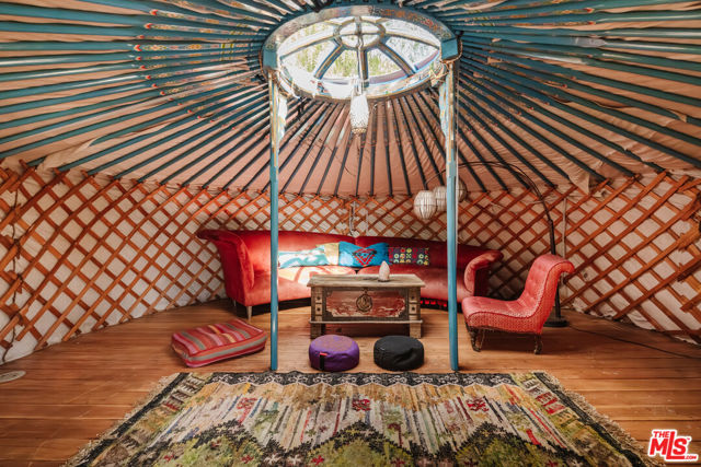 2865 Marquette Drive, Topanga CA: https://media.crmls.org/mediaz/908f2e8e-4324-4a23-84b3-45697502209b.jpg