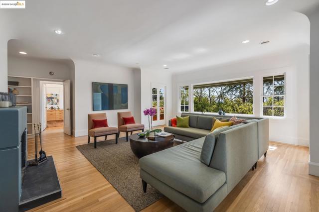 2671 Shasta Rd, Berkeley CA: https://media.crmls.org/mediaz/909044bd-da7b-41b4-907d-4371f2b2f3ae.jpg