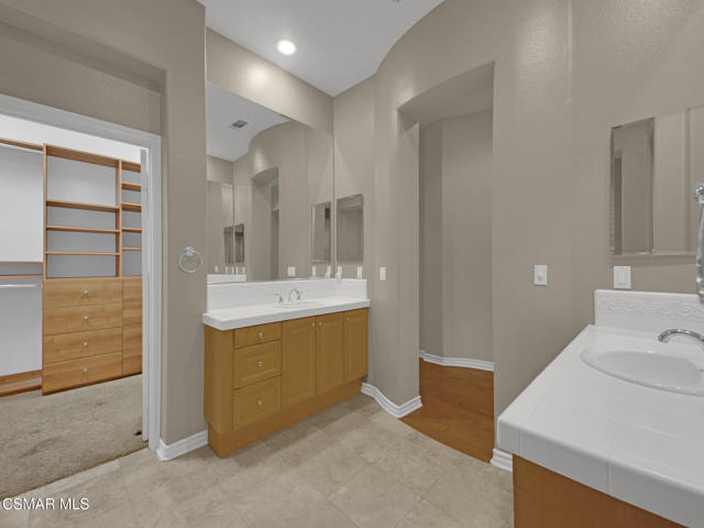1048 Via Adorna, Newbury Park CA: https://media.crmls.org/mediaz/90909ff3-78e6-431a-b53a-e61e43f04d1c.jpg