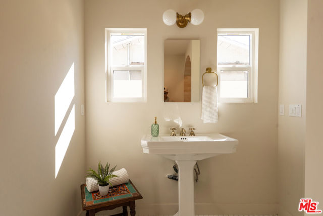 5200 S St Andrews Place, Los Angeles CA: https://media.crmls.org/mediaz/909187b3-75cc-462c-8038-af8020fdf8cb.jpg