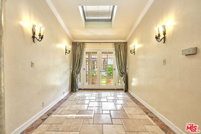 424 N Arden Boulevard, Los Angeles CA: https://media.crmls.org/mediaz/90926ae4-c263-4048-8f70-9a46bf9632b1.jpg