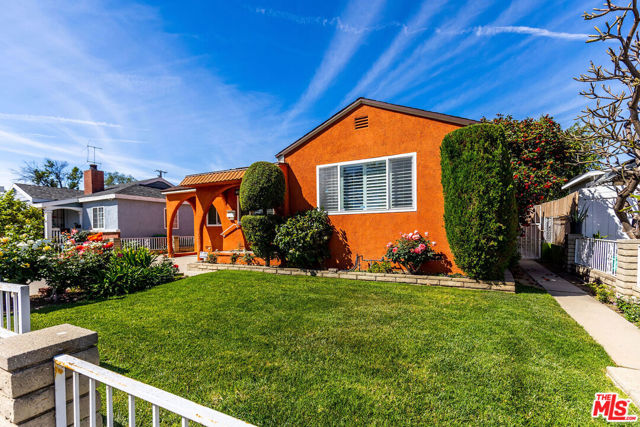 8211 NOBLE Avenue photo 2
