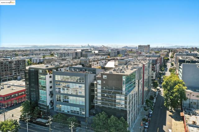 311 Oak St, Oakland CA: https://media.crmls.org/mediaz/9093abc3-e233-47e4-a686-728008adf23f.jpg