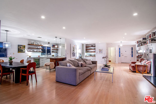 9353 Duxbury Road, Los Angeles CA: https://media.crmls.org/mediaz/9093d745-70cd-4413-89cf-762e3880768b.jpg