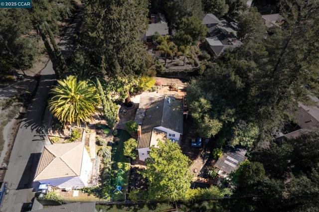 40 Las Palomas, Orinda CA: https://media.crmls.org/mediaz/90941d14-a1f5-423e-bbc1-12caa0d3ef32.jpg