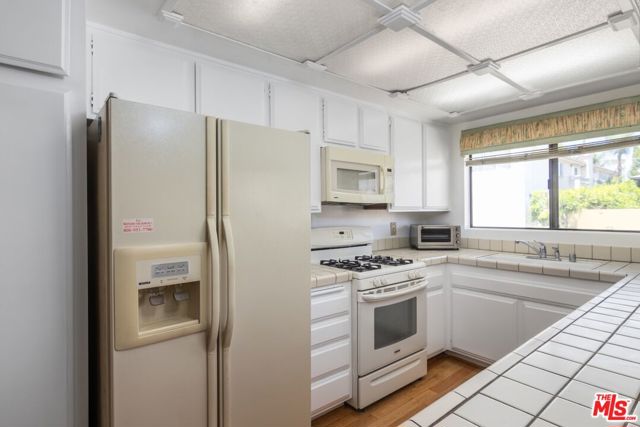 14311 Hartsook Street, Sherman Oaks CA: https://media.crmls.org/mediaz/9095321b-fc01-4912-b08e-208f043fbfa1.jpg