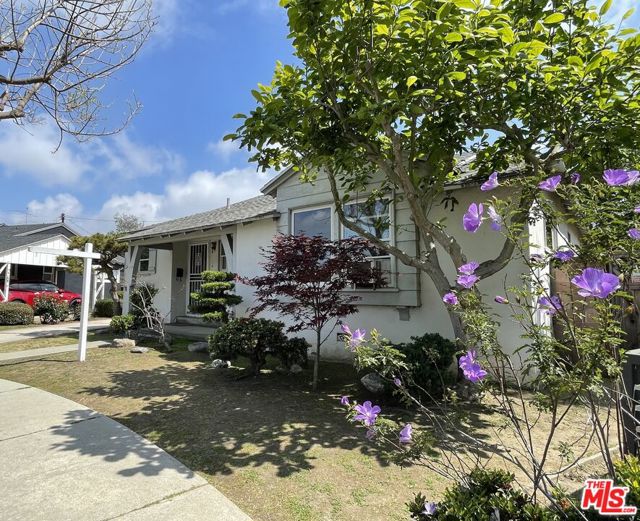 11616 Francis Place, Los Angeles CA: https://media.crmls.org/mediaz/90956a88-d013-4964-a4e5-ec7975766b81.jpg