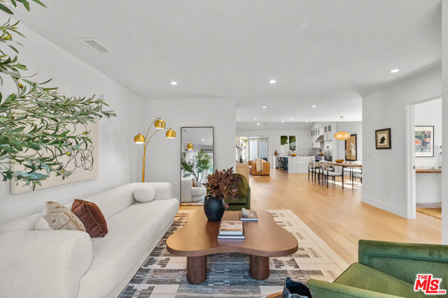 16820 Mccormick Street, Encino CA: https://media.crmls.org/mediaz/90958e3c-6e67-4cd3-a97f-59dbdd78d002.jpg