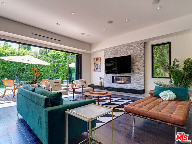 6360 Maryland Drive, Los Angeles CA: https://media.crmls.org/mediaz/9095da9e-5d24-467f-8e85-af261405feb7.jpg