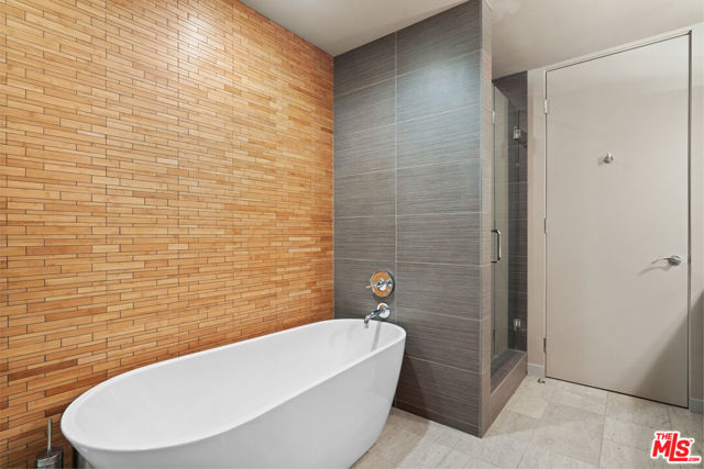 2207 Bowmont Drive, Beverly Hills CA: https://media.crmls.org/mediaz/9095e9bb-69f5-4f17-ac9e-baaa62c83b15.jpg