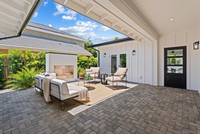 1384 Cynthia Ln, Carlsbad CA: https://media.crmls.org/mediaz/9095f375-fd41-429f-95c1-d1388343a6df.jpg