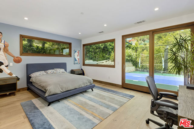 1332 El Hito Circle, Pacific Palisades CA: https://media.crmls.org/mediaz/90965407-a189-4386-9443-681bc6b7defc.jpg