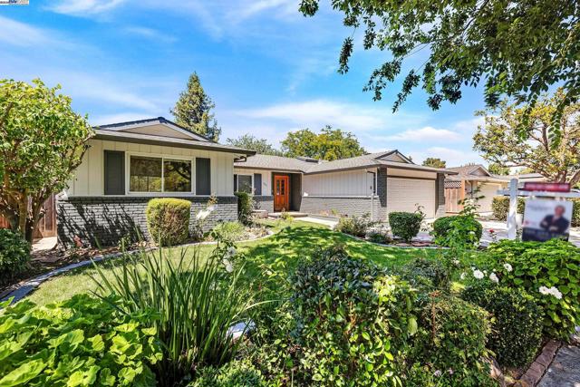 5041 Golden Rd, Pleasanton CA: https://media.crmls.org/mediaz/90969a99-fbe0-4eb0-ade5-414acc15f269.jpg