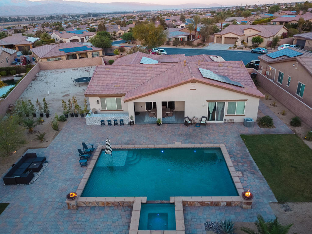 https://media.crmls.org/mediaz/9096a54e-0862-40c5-9935-30785a4f26fe.jpg?preset=X-Large