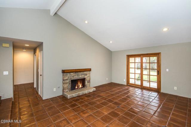 891 Teakwood Court, Thousand Oaks CA: https://media.crmls.org/mediaz/9096d4dc-3265-488c-aa64-9379ec9665d7.jpg