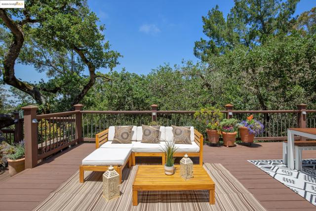 6257 Girvin Dr, Oakland CA: https://media.crmls.org/mediaz/90973deb-0370-4ddd-a168-7a1b616feba4.jpg