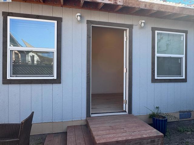 1050 37Th St, Oakland CA: https://media.crmls.org/mediaz/90974d14-f631-40f8-acfa-7c12557a6f1b.jpg