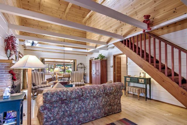 20 Living room towards stairwell + dinin