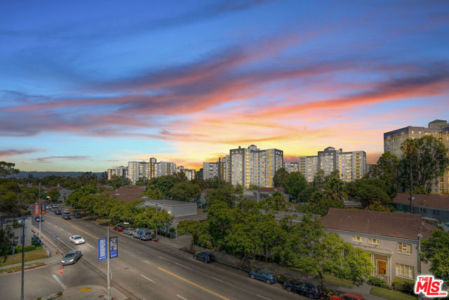 600 S Ridgeley Drive, Los Angeles CA: https://media.crmls.org/mediaz/90981938-a6b1-41ec-8e4d-894f6256db11.jpg