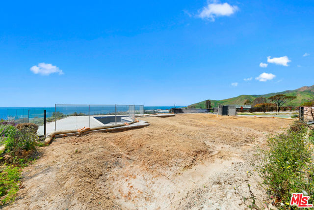 3530 Shoreheights Drive, Malibu CA: https://media.crmls.org/mediaz/90983427-f88b-4951-83ae-b2461896435f.jpg