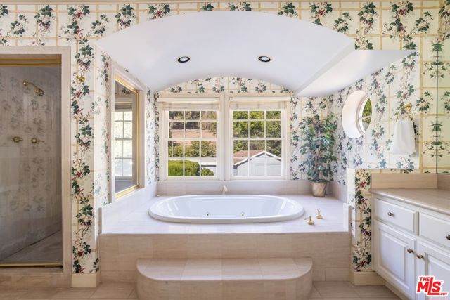 3734 Longridge Avenue, Sherman Oaks CA: https://media.crmls.org/mediaz/90993e00-cbca-416f-b944-5dbc9d4532cf.jpg