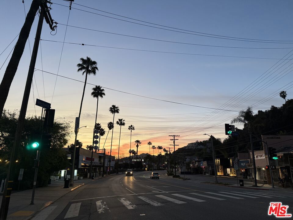 https://media.crmls.org/mediaz/9099ce5a-a155-4037-8cc1-cd4d2fb0cfb6.jpg?preset=X-Large