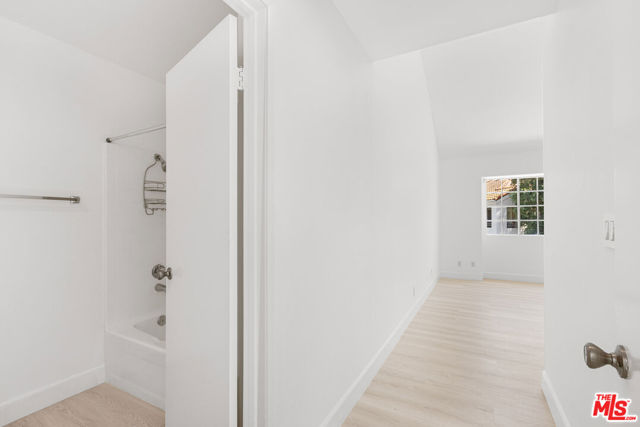 4240 Lost Hills Road, Calabasas CA: https://media.crmls.org/mediaz/9099d67d-6187-4916-8b5b-816a77e61378.jpg