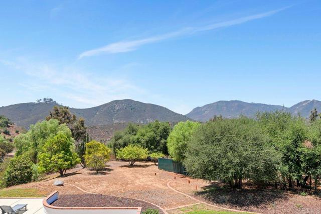 3453 Via Loma Vista, Escondido CA: https://media.crmls.org/mediaz/909a81d3-7da2-44e0-b33a-a6b04791a59d.jpg