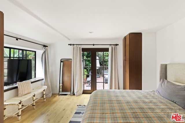1508 N Beverly Glen Boulevard, Los Angeles CA: https://media.crmls.org/mediaz/909acc82-1297-4ca4-a909-cb1a5df5ce7d.jpg