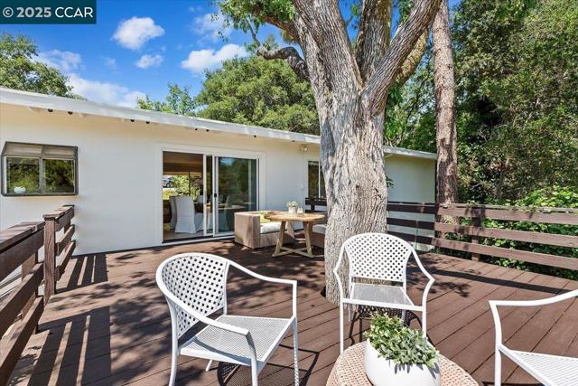 32 California Ave, Orinda CA: https://media.crmls.org/mediaz/909b4a67-cc83-4291-8f10-56c351e78053.jpg