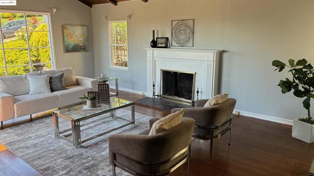 135 Alta Rd, Oakland CA: https://media.crmls.org/mediaz/909c9fee-79af-404e-90bd-c78ca6c35ea4.jpg
