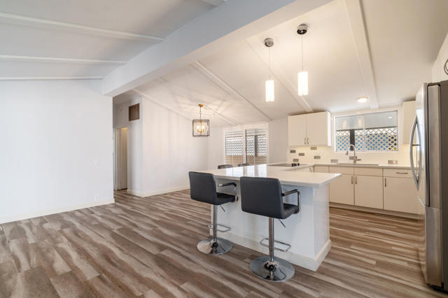 14 International Boulevard, Rancho Mirage CA: https://media.crmls.org/mediaz/909cf764-e3f2-4f3a-a6c5-6346a05edaf6.jpg