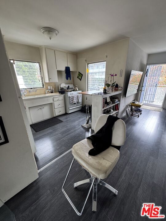231 California Avenue, Santa Monica CA: https://media.crmls.org/mediaz/909d74dd-6d51-484a-85c3-b0a5ff1ed6f6.jpg