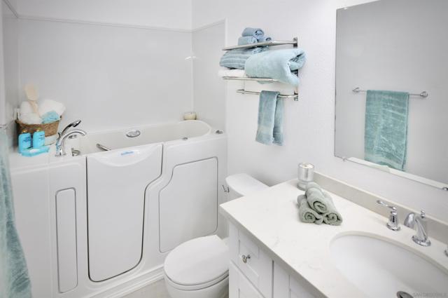 17473 Plaza Abierto, San Diego CA: https://media.crmls.org/mediaz/909dd442-857a-438d-84a1-e92a6b4a8b65.jpg