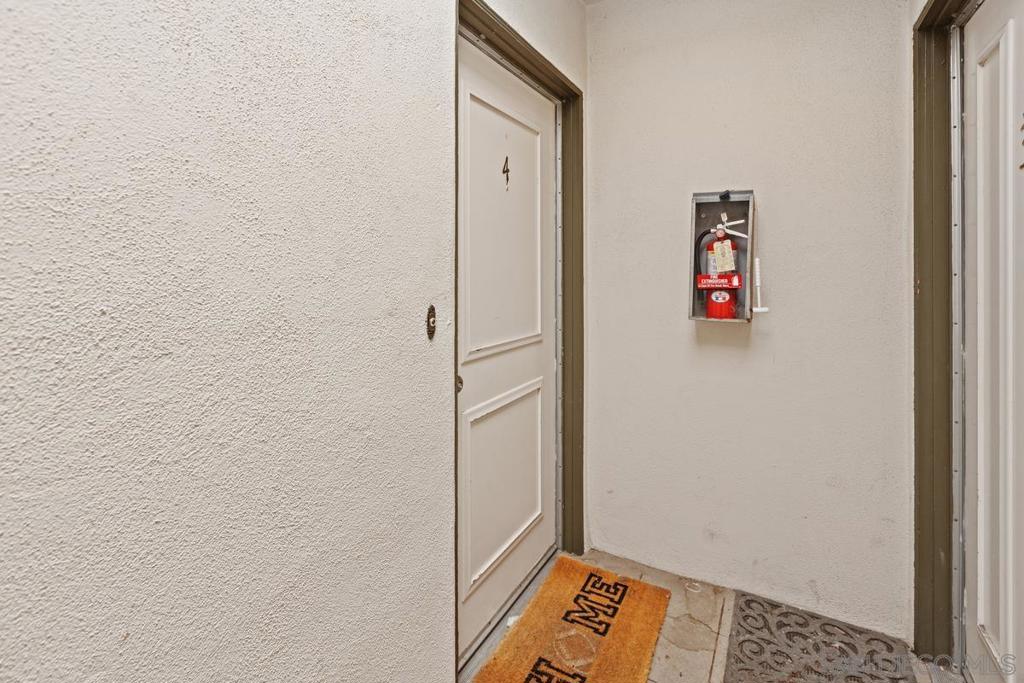 https://media.crmls.org/mediaz/909de492-c76d-49fc-9838-638c18c55c64.jpg?preset=X-Large