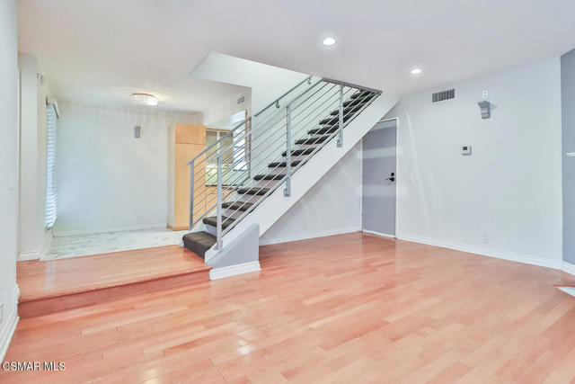 18411 Hatteras Street, Tarzana CA: https://media.crmls.org/mediaz/909e47f5-c625-49c7-8926-587d19e501a0.jpg