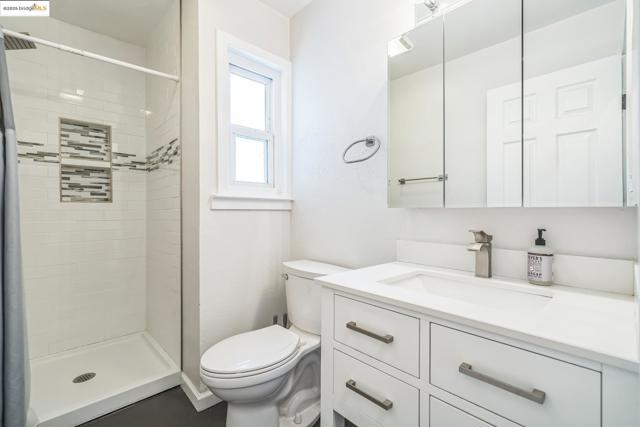 557 33Rd St, Oakland CA: https://media.crmls.org/mediaz/909f0e8f-62d4-4570-930c-a51cabaa3342.jpg