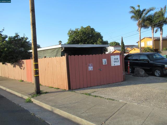 615 15Th St, Richmond CA: https://media.crmls.org/mediaz/909f65f0-1699-4362-9089-0a0641836461.jpg