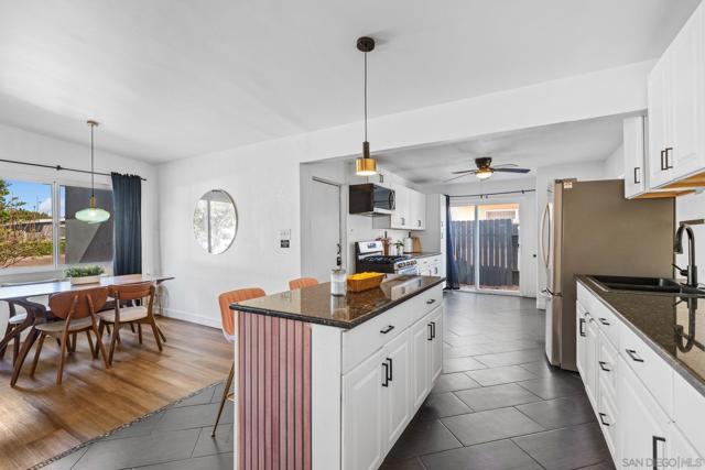 434 Del Mar Ct, Chula Vista CA: https://media.crmls.org/mediaz/90a02ac7-8191-466a-b9d2-6c88ec0fa3fa.jpg